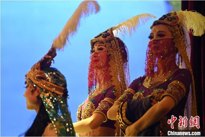7月18日晚，中國經(jīng)典舞劇《絲路花雨》在甘肅蘭州黃河劇院進(jìn)行演出。中國經(jīng)典舞劇《絲路花雨》迎來45周年，7月17日-8月4日在蘭州開啟為期多天的駐場演出。該舞劇取材于敦煌莫高窟壁畫，集中國霓裳羽衣舞、敦煌舞、印度舞、黑巾舞、波斯馬鈴舞等于一身，自1979年演出至今，該劇先后在40多個國家和地區(qū)演出近4000場，觀眾550多萬人次。中新社記者 李亞龍 攝</p>
<p>