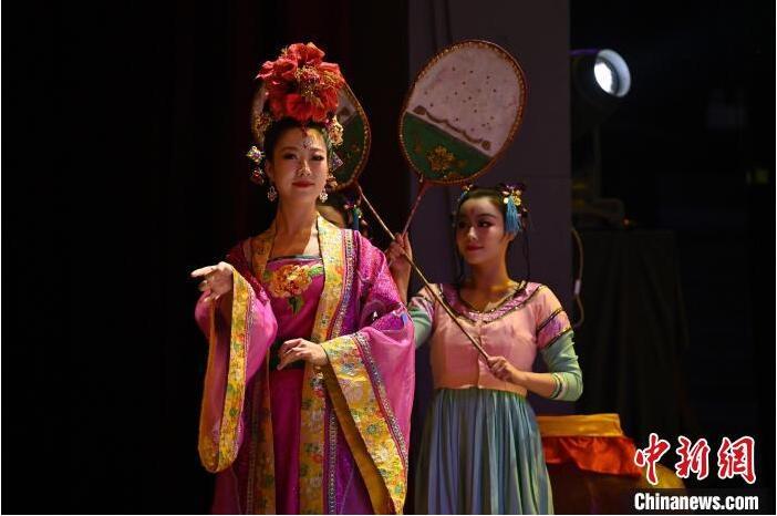 7月18日晚，中國經(jīng)典舞劇《絲路花雨》在甘肅蘭州黃河劇院進(jìn)行演出。中國經(jīng)典舞劇《絲路花雨》迎來45周年，7月17日-8月4日在蘭州開啟為期多天的駐場演出。該舞劇取材于敦煌莫高窟壁畫，集中國霓裳羽衣舞、敦煌舞、印度舞、黑巾舞、波斯馬鈴舞等于一身，自1979年演出至今，該劇先后在40多個國家和地區(qū)演出近4000場，觀眾550多萬人次。中新社記者 李亞龍 攝</p>
<p>