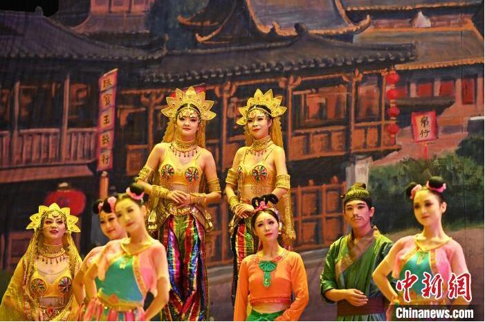 7月18日晚，中國經(jīng)典舞劇《絲路花雨》在甘肅蘭州黃河劇院進(jìn)行演出。中國經(jīng)典舞劇《絲路花雨》迎來45周年，7月17日-8月4日在蘭州開啟為期多天的駐場演出。該舞劇取材于敦煌莫高窟壁畫，集中國霓裳羽衣舞、敦煌舞、印度舞、黑巾舞、波斯馬鈴舞等于一身，自1979年演出至今，該劇先后在40多個國家和地區(qū)演出近4000場，觀眾550多萬人次。中新社記者 李亞龍 攝</p>
<p>