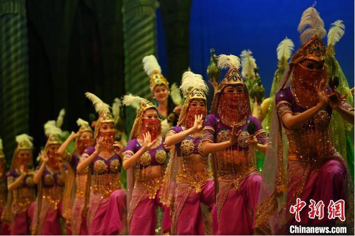7月18日晚，中國經(jīng)典舞劇《絲路花雨》在甘肅蘭州黃河劇院進(jìn)行演出。中國經(jīng)典舞劇《絲路花雨》迎來45周年，7月17日-8月4日在蘭州開啟為期多天的駐場演出。該舞劇取材于敦煌莫高窟壁畫，集中國霓裳羽衣舞、敦煌舞、印度舞、黑巾舞、波斯馬鈴舞等于一身，自1979年演出至今，該劇先后在40多個國家和地區(qū)演出近4000場，觀眾550多萬人次。中新社記者 李亞龍 攝</p>
<p>