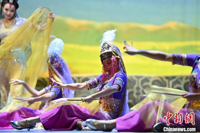 7月18日晚，中國經(jīng)典舞劇《絲路花雨》在甘肅蘭州黃河劇院進(jìn)行演出。中國經(jīng)典舞劇《絲路花雨》迎來45周年，7月17日-8月4日在蘭州開啟為期多天的駐場演出。該舞劇取材于敦煌莫高窟壁畫，集中國霓裳羽衣舞、敦煌舞、印度舞、黑巾舞、波斯馬鈴舞等于一身，自1979年演出至今，該劇先后在40多個國家和地區(qū)演出近4000場，觀眾550多萬人次。中新社記者 李亞龍 攝</p>
<p>