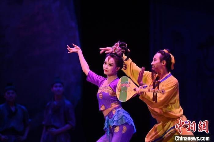 7月18日晚，中國經(jīng)典舞劇《絲路花雨》在甘肅蘭州黃河劇院進(jìn)行演出。中國經(jīng)典舞劇《絲路花雨》迎來45周年，7月17日-8月4日在蘭州開啟為期多天的駐場演出。該舞劇取材于敦煌莫高窟壁畫，集中國霓裳羽衣舞、敦煌舞、印度舞、黑巾舞、波斯馬鈴舞等于一身，自1979年演出至今，該劇先后在40多個國家和地區(qū)演出近4000場，觀眾550多萬人次。中新社記者 李亞龍 攝</p>
<p>