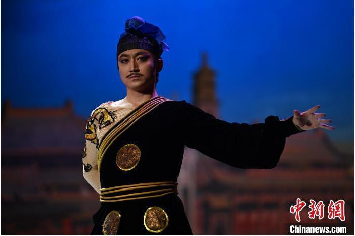 7月18日晚，中國經(jīng)典舞劇《絲路花雨》在甘肅蘭州黃河劇院進(jìn)行演出。中國經(jīng)典舞劇《絲路花雨》迎來45周年，7月17日-8月4日在蘭州開啟為期多天的駐場演出。該舞劇取材于敦煌莫高窟壁畫，集中國霓裳羽衣舞、敦煌舞、印度舞、黑巾舞、波斯馬鈴舞等于一身，自1979年演出至今，該劇先后在40多個國家和地區(qū)演出近4000場，觀眾550多萬人次。中新社記者 李亞龍 攝