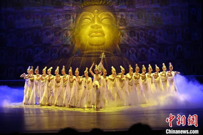 7月18日晚，中國(guó)經(jīng)典舞劇《絲路花雨》在甘肅蘭州黃河劇院演出。李亞龍 攝