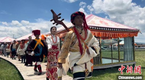 2024年6月，甘肅甘南藏族自治州上演藏服時裝秀。(資料圖)高瑩 攝