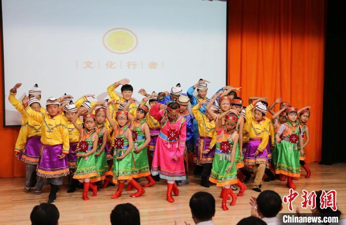 圖為蘭州大學文化行者團隊走進民族社區(qū)，開展系列活動。(資料圖)蘭州大學供圖