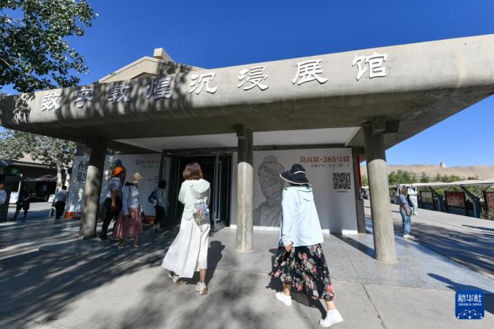 7月22日，游客排隊進入“尋境敦煌——數(shù)字敦煌沉浸展”場館。新華社記者 郎兵兵 攝</p>
<p>