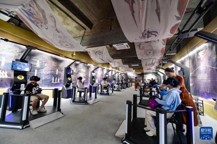 7月22日，游客線下體驗“尋境敦煌——數(shù)字敦煌沉浸展”。新華社記者 郎兵兵 攝</p>
<p>