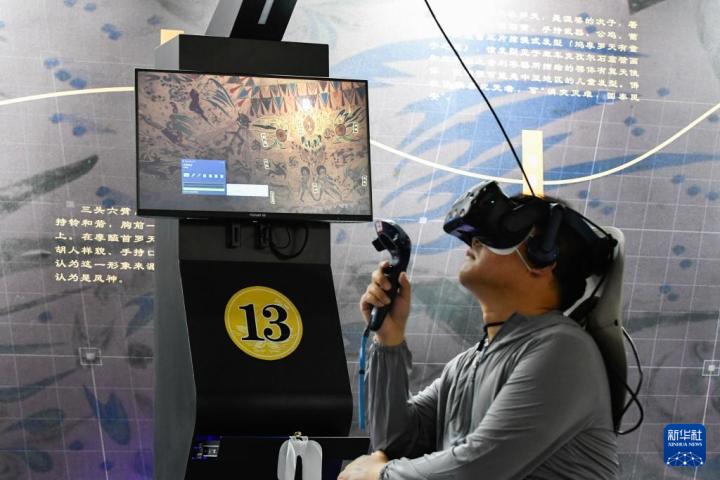7月22日，游客借助VR設(shè)備沉浸式游覽莫高窟第285窟虛擬場景。新華社記者 郎兵兵 攝