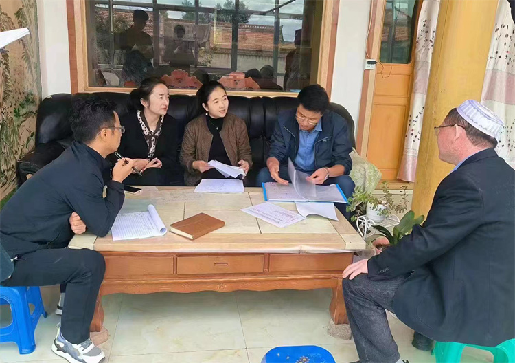 臨潭縣卓洛鄉(xiāng)紀(jì)委工作人員在下園子村農(nóng)戶家中了解在發(fā)放大病救助補(bǔ)助資金中是否存在落實不及時、不到位等作風(fēng)方面的問題。.jpg