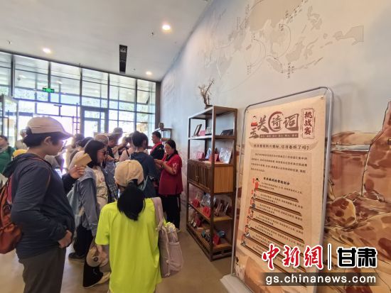 近日，玉門關遺址景區(qū)開啟了一場精彩紛呈的玉關詩詞挑戰(zhàn)賽，吸引眾多游人參與其中。玉門關遺址景區(qū)供圖