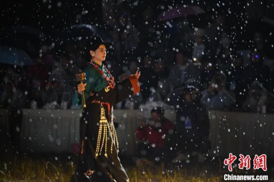 圖為2024年8月6日晚大賽現(xiàn)場(chǎng)模特進(jìn)行比賽。李亞龍 攝