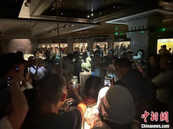 8月17日至23日，“濃濃民族情 兩岸一家親”臺灣同胞參訪團甘肅行交流活動在甘肅展開。圖為臺胞參觀甘肅省博物館。中新社記者 閆姣 攝