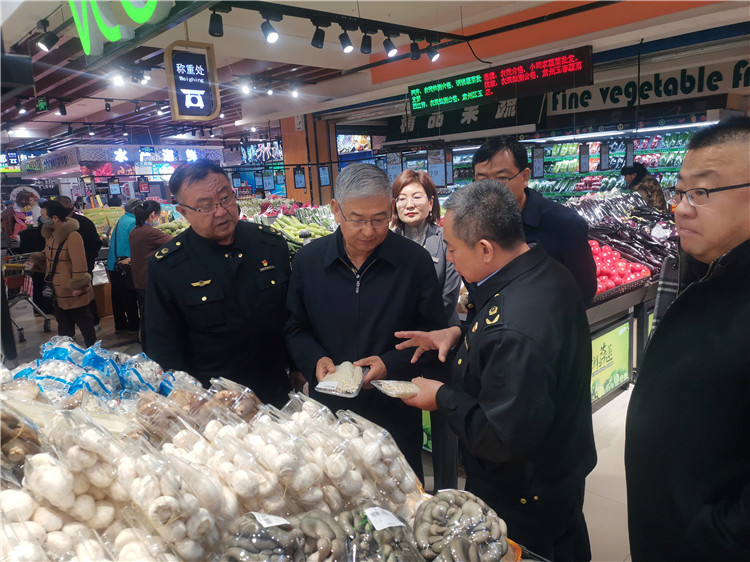 圖為市委常委、市紀(jì)委書記、市監(jiān)委主任張學(xué)勇調(diào)研食品安全責(zé)任包保企業(yè)西部天地商貿(mào)有限責(zé)任公司.jpg