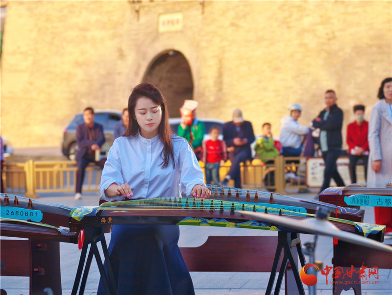 酒泉：“街角音樂(lè)會(huì)”開(kāi)演