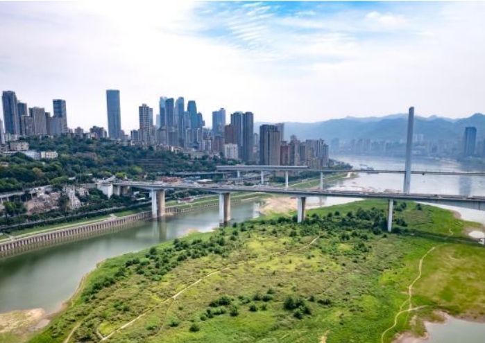 重慶：長(zhǎng)江江灘變市民休閑地